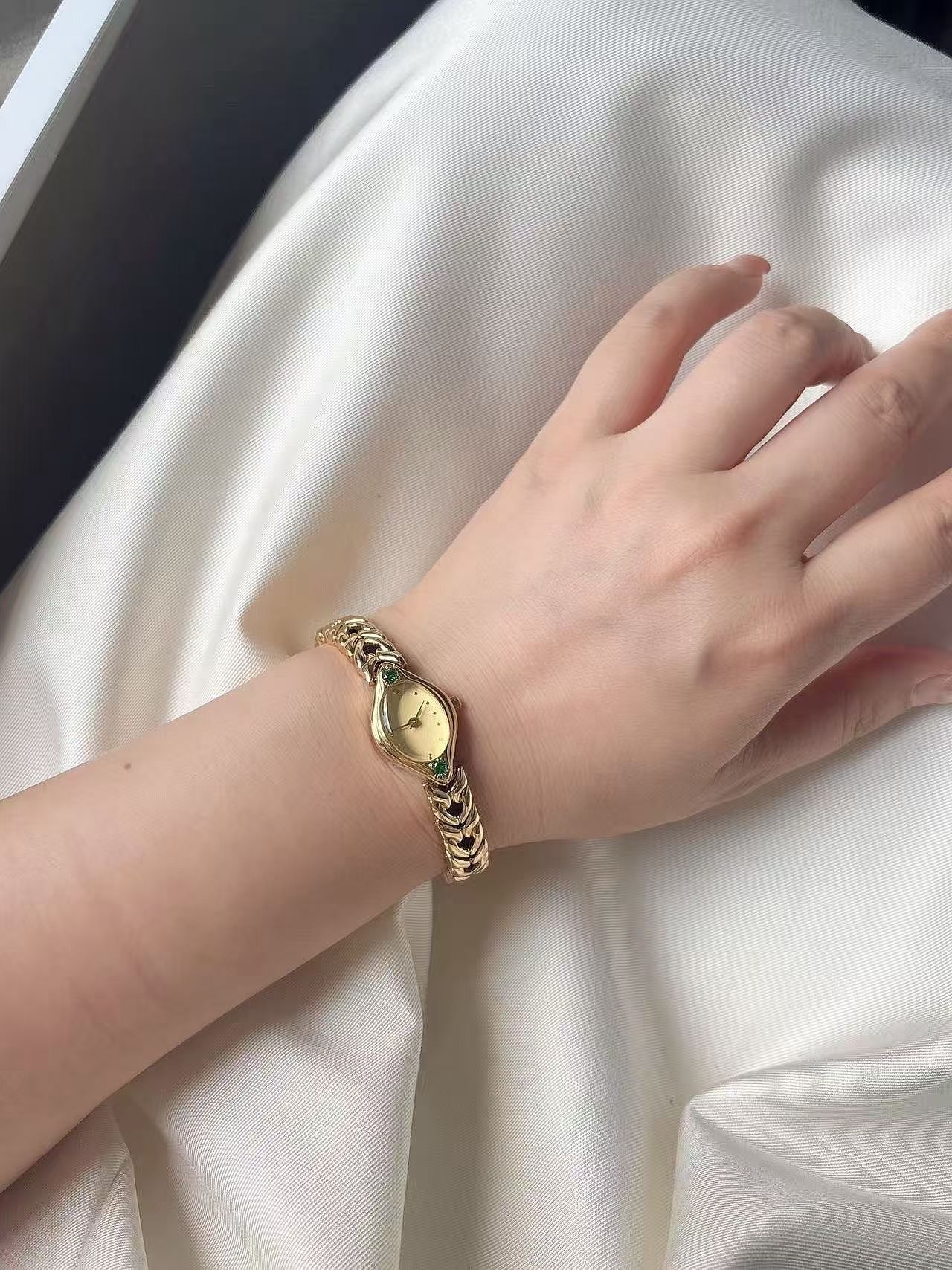 Vintage Teardrop Oval Chain Bracelet Ladies Dress Watch with Japanese Quartz Movement - Image 3
