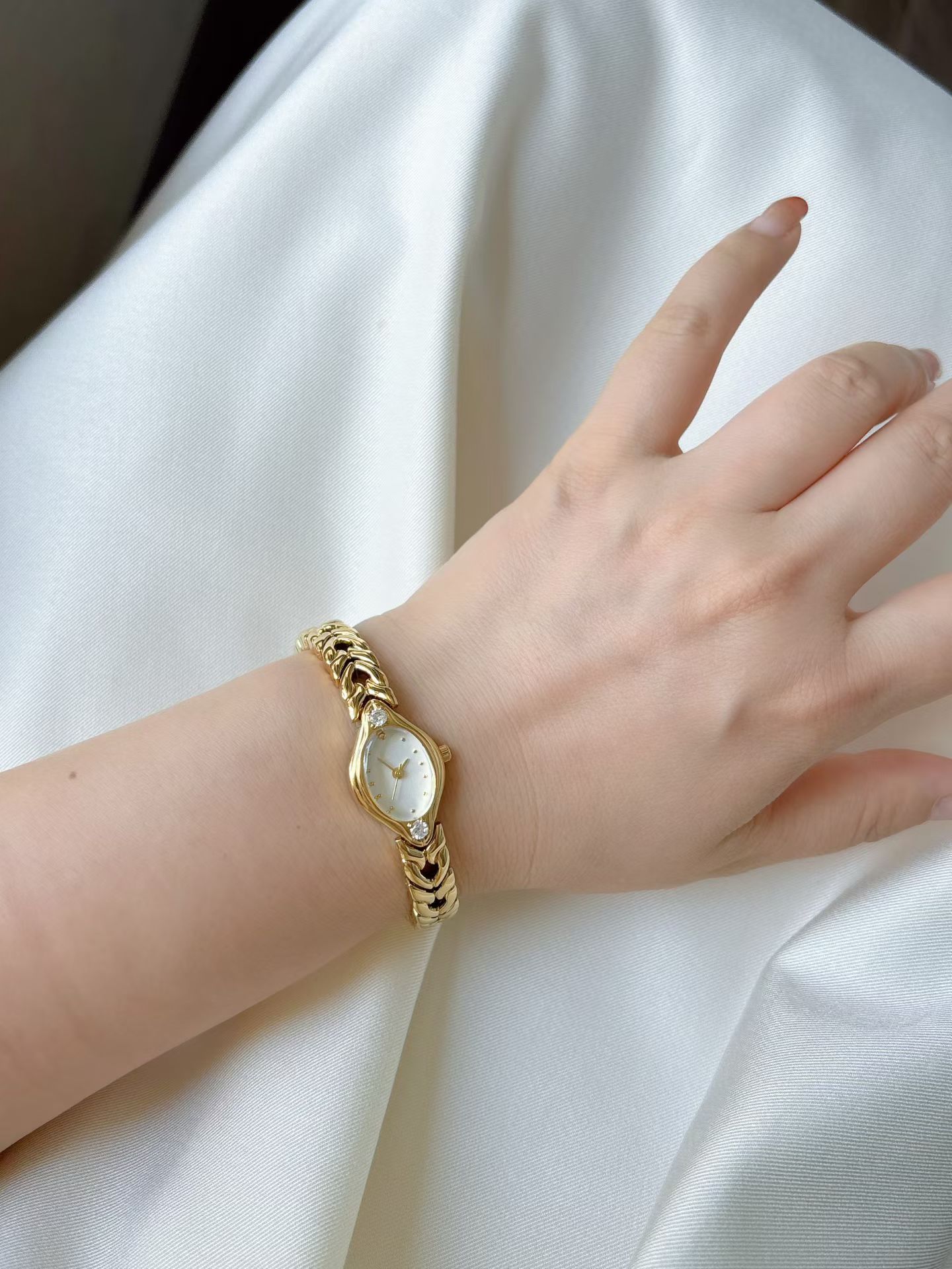 Vintage Teardrop Oval Chain Bracelet Ladies Dress Watch with Japanese Quartz Movement - Image 5