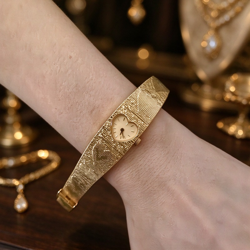 Vintage Heart‑Shape Gold Bracelet Watch for Ladies - Image 2
